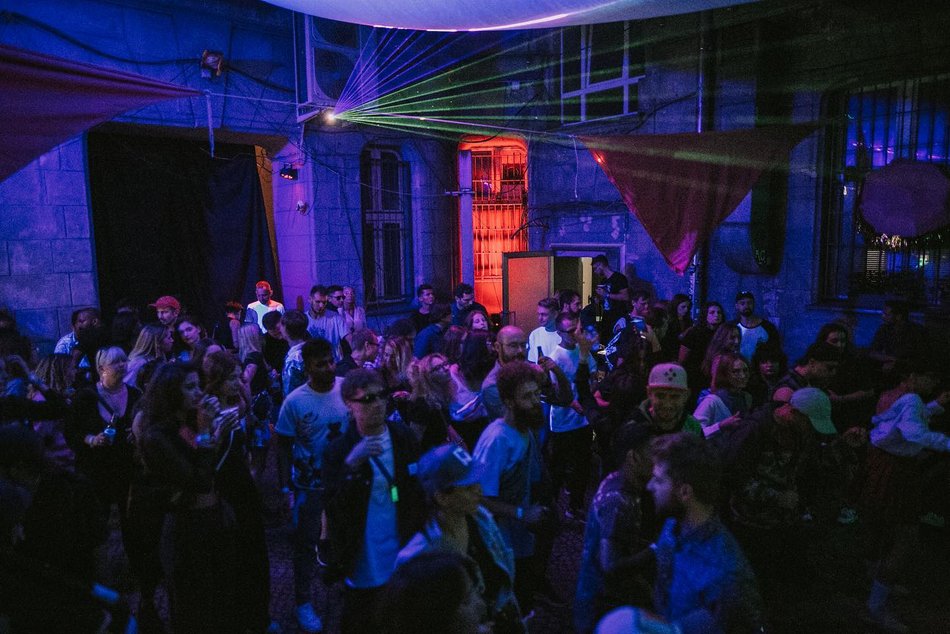 Ludzie tańczący w klubie