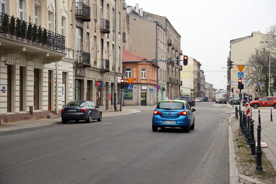 Nowy asfalt na Struga. Powrót autobusu MPK Łódź na swoją trasę.