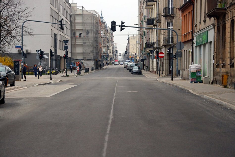 Nowy asfalt na Struga. Powrót autobusu MPK Łódź na swoją trasę.