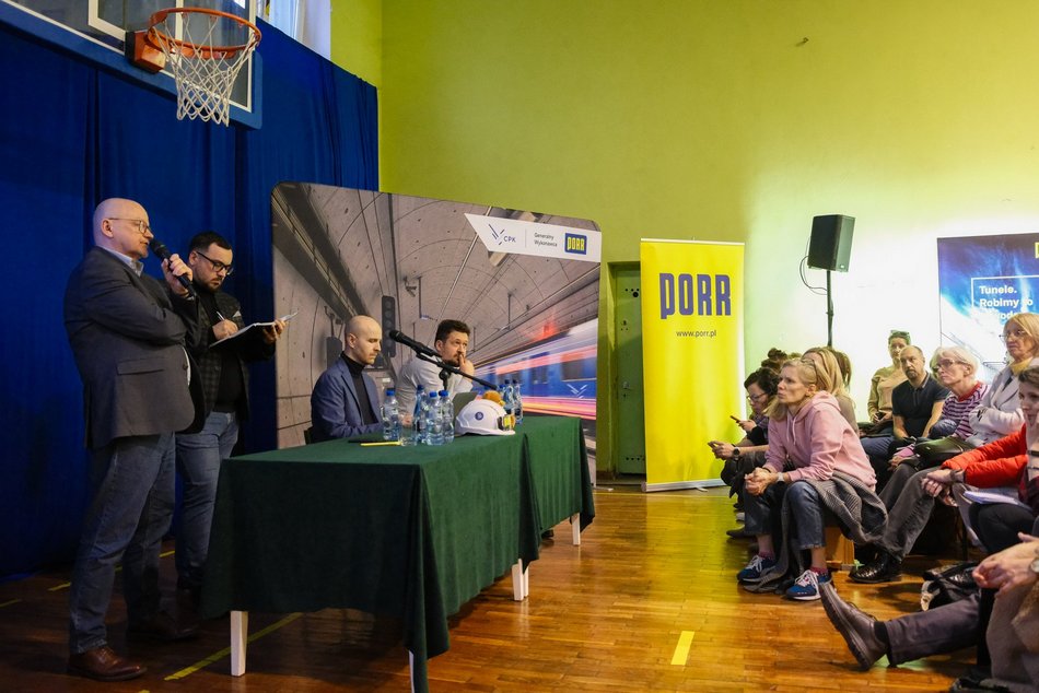 Łódź. Kolej Dużych Prędkości w Łodzi. Tłumy mieszkańców Starego Polesia na spotkaniu z wykonawcami