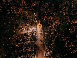 Stary Cmentarz w Łodzi z lotu ptaka. Nekropolia rozświetlona tysiącami zniczy