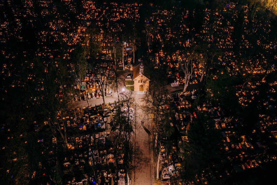 Stary Cmentarz w Łodzi z lotu ptaka. Nekropolia rozświetlona tysiącami zniczy