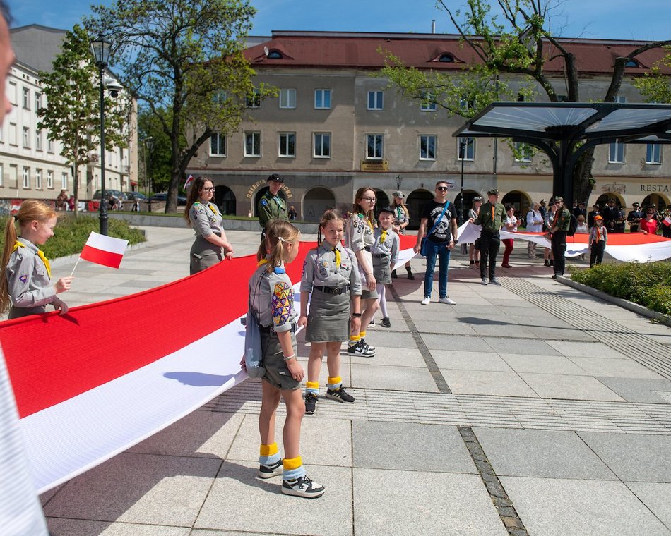 Łódź biało-czerwona. Ulicami miasta przeszedł marsz z okazji Dnia Flagi Rzeczypospolitej Polskiej
