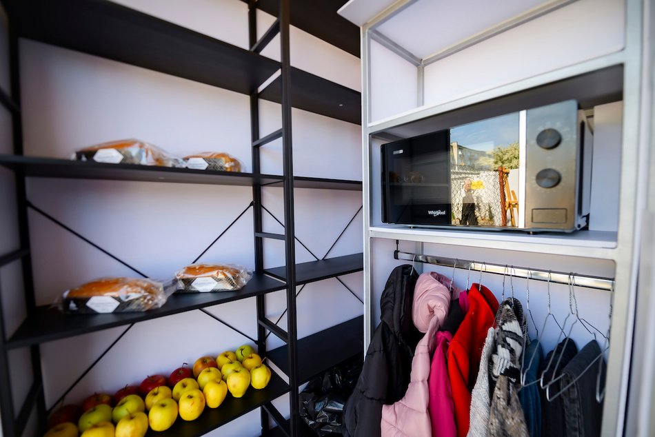 Łódź. Nowa lodówka społeczna w Łodzi. Nie wyrzucaj jedzenia, podziel się!