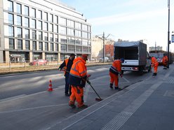 Sprzątanie dróg po zimie w Łodzi