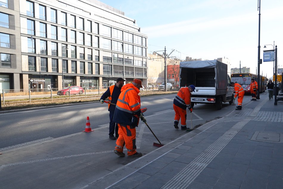Sprzątanie dróg po zimie w Łodzi
