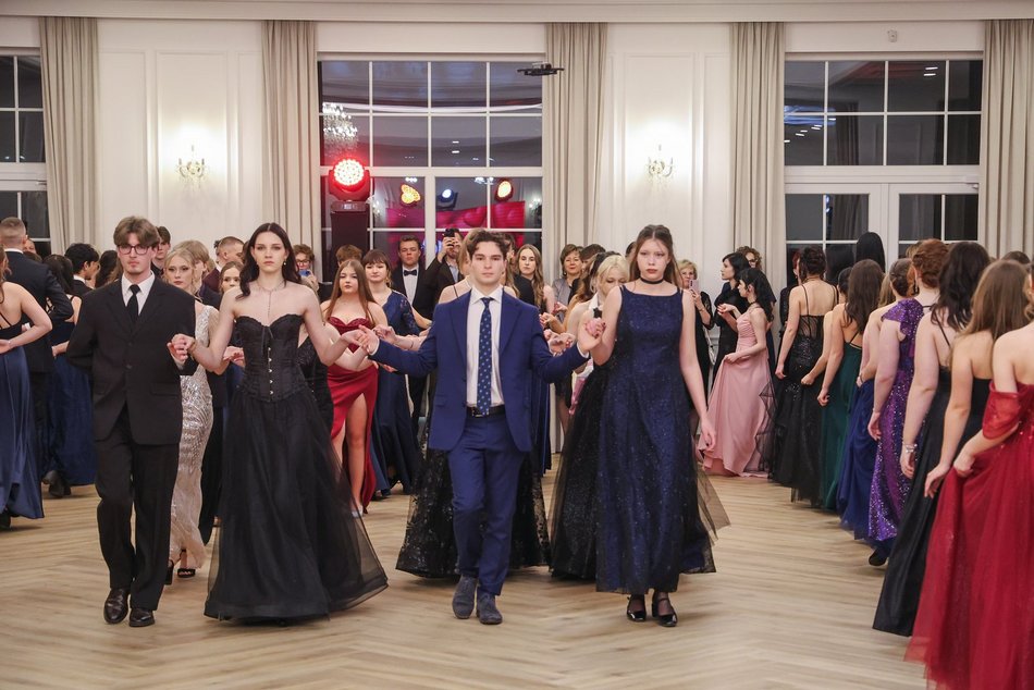 Łódź. Studniówka II LO w Łodzi. Wspaniali maturzyści świętowali w Pałacu Skotniki