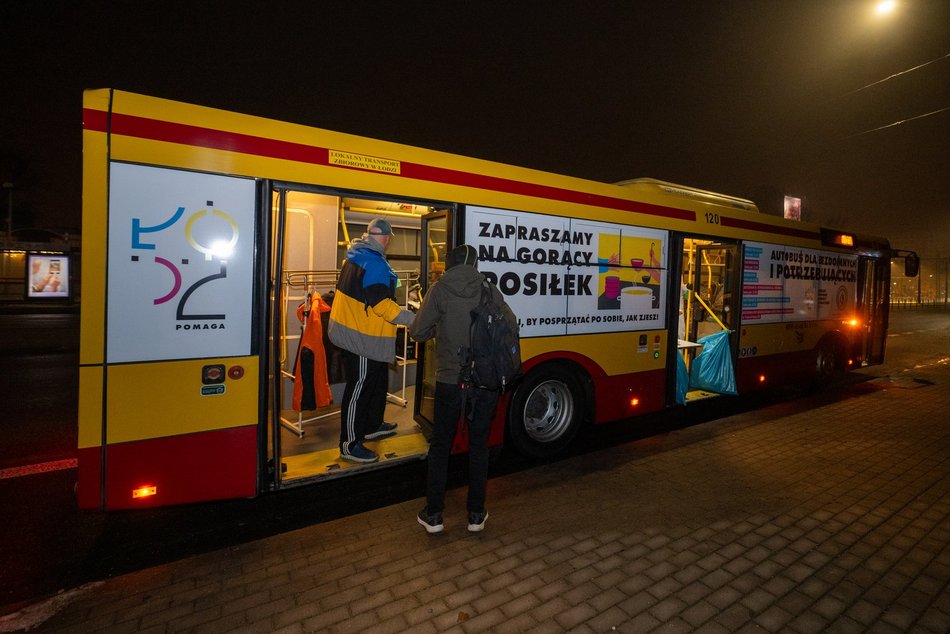 Łódź. Autobus dla osób w kryzysie bezdomności w Łodzi wyruszył w trasę