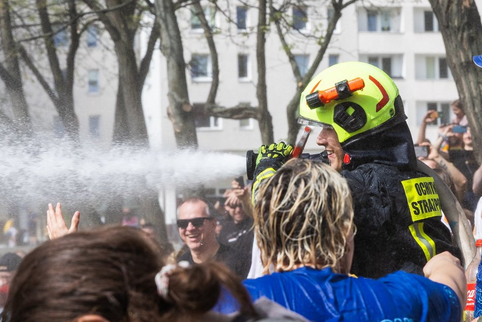 Bitwa wodna na Manhattanie w Łodzi. Śmigus-dyngus pełną parą!