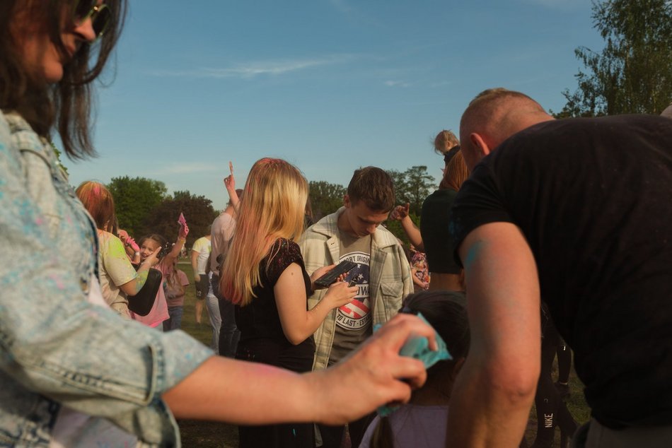 Łódź. Festiwal kolorów na Stawach Jana w Łodzi. Tłumy wzięły udział w bitwie na kolorowy proszek!