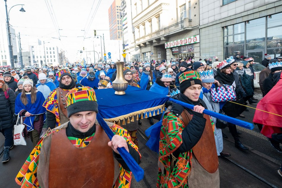 Łódź. Orszak Trzech Króli przeszedł ulicami Łodzi. Radosny pochód przyciągnął tłumy