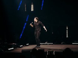 Rafał Pacześ wystąpił w Atlas Arenie. Salwy śmiechu wywołał program „Prokura Tour’a”