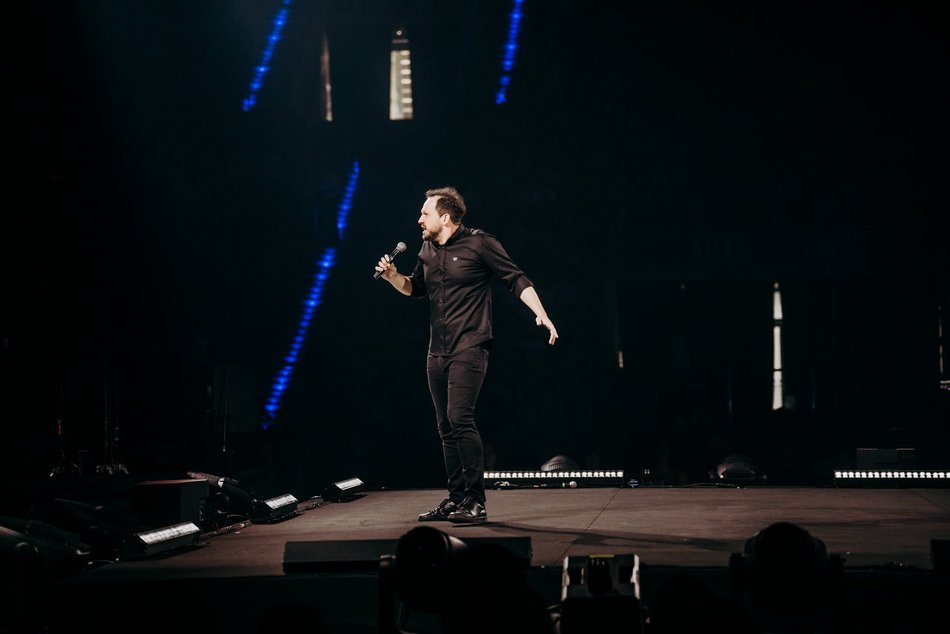 Rafał Pacześ wystąpił w Atlas Arenie. Salwy śmiechu wywołał program „Prokura Tour’a”