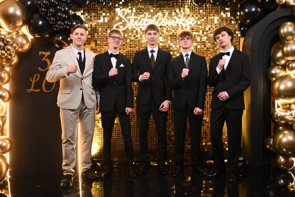 Studniówka III LO w Łodzi. Szyk i elegancja w Białym Pałacu