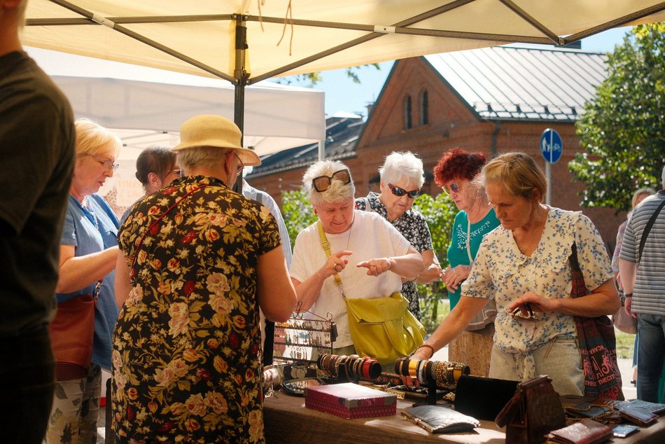 Łódź. Targ Staroci na Księżym Młynie w Łodzi. Unikatowe przedmioty, ceramika, biżuteria i tłumy łodzian