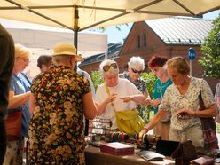 Łódź. Targ Staroci na Księżym Młynie w Łodzi. Unikatowe przedmioty, ceramika, biżuteria i tłumy łodzian