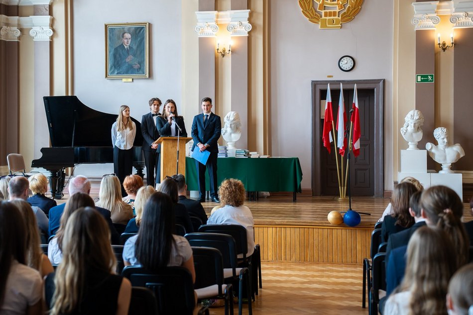 Łódź. Zakończenie roku szkolnego w III Liceum Ogólnokształcącym w Łodzi