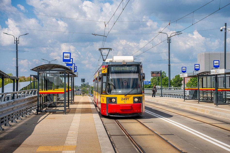 Łódź. Tramwaj MPK Łódź na przystanku