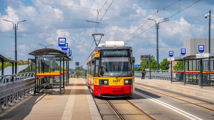 Łódź. Tramwaj MPK Łódź na przystanku