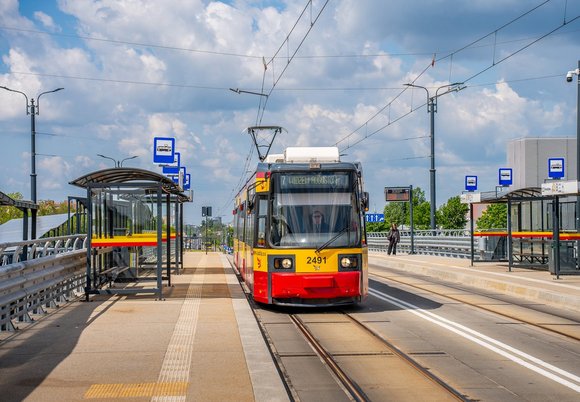 Łódź. Tramwaj MPK Łódź na przystanku