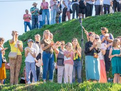 Wielkie wspólne śpiewanie "Prząśniczki" w parku Ocalałych