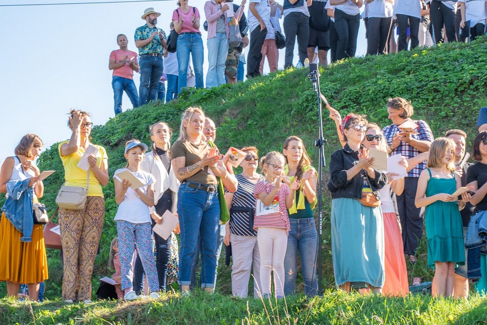 Wielkie wspólne śpiewanie "Prząśniczki" w parku Ocalałych