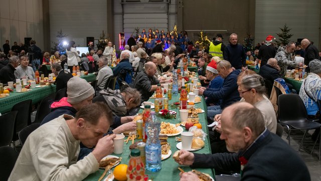 Міський Святвечір для самотніх у Лодзі 2024. Понад 800 людей сіли за столи [ФОТО]