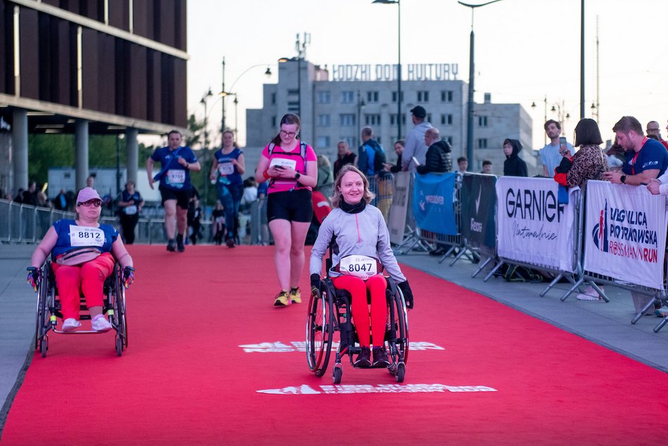 Łódź. Bieg Ulicą Piotrkowską Rossmann Run 2025 wystartował! Walka o życiowe rekordy