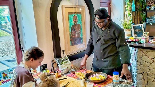 Tropikalny Talerz Stevesa Dongmo. Smaki i zapachy, które łączą kontynenty 