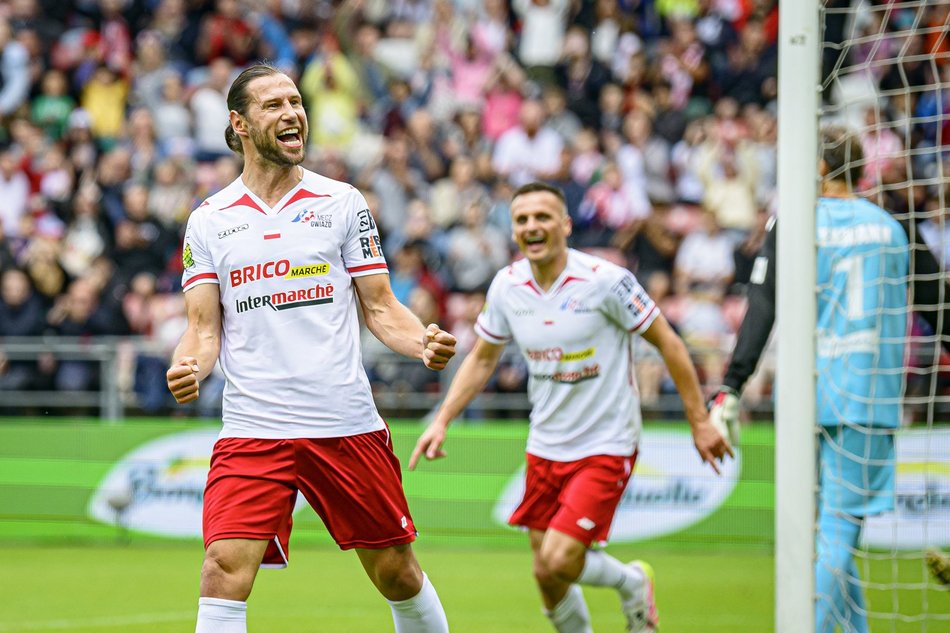 Łódź. Mecz Gwiazd w Łodzi. Na murawie Boniek, Krzynówek, Krychowiak