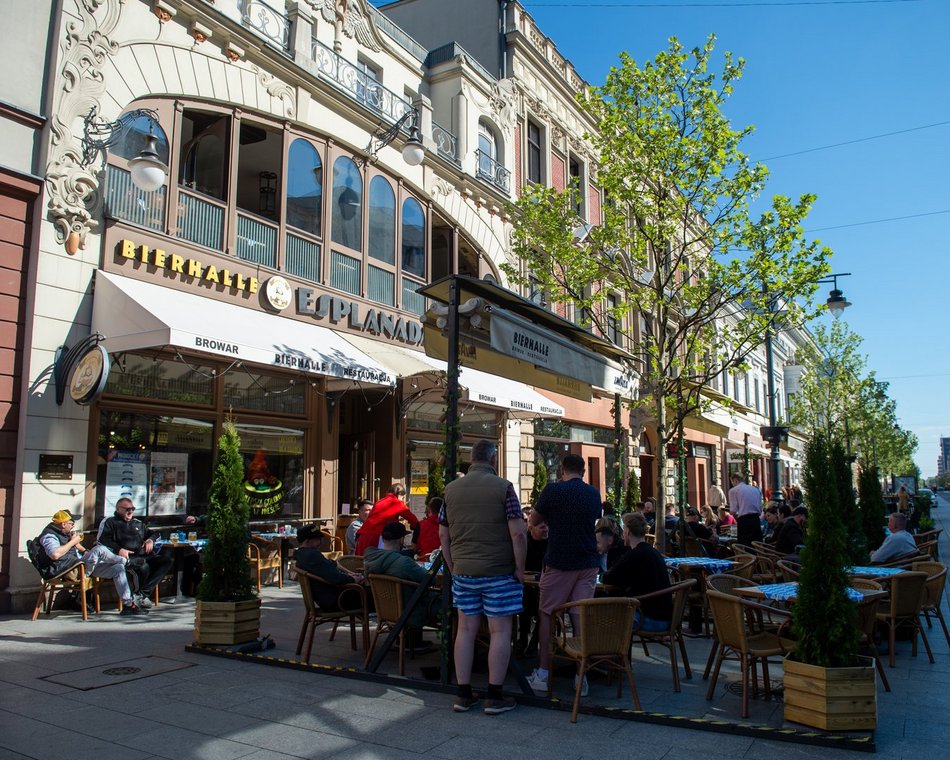 Łódź. Tłumy łodzian w ogródkach na Piotrkowskiej. Tam już czuć majówkę! [ZDJĘCIA]