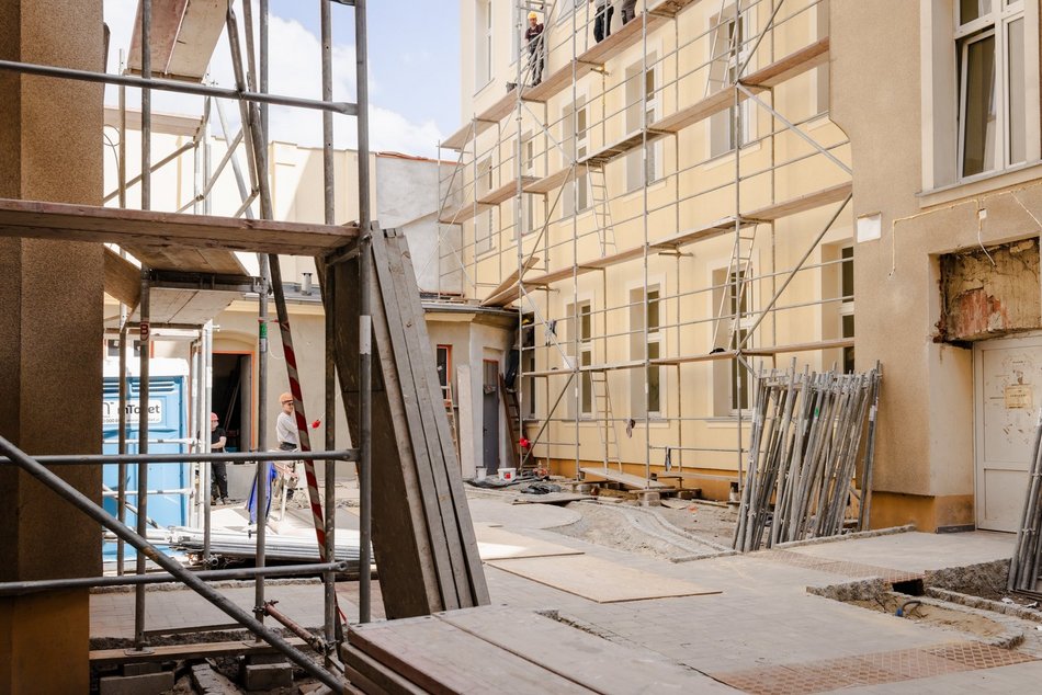 Łódź. Rewitalizacja podwórka przy Traugutta w Łodzi. Zielony ogród zamiast betonu