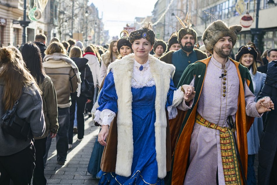 Łódź. Polonez dla Łodzi. Tłumy maturzystów zatańczyły na Piotrkowskiej. Razem z nimi łodzianie!