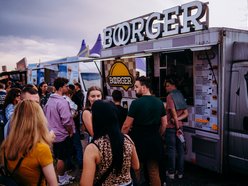Strefa gastro na Łódź Summer Festival 2025. Sprawdź, co zjesz w food truckach!
