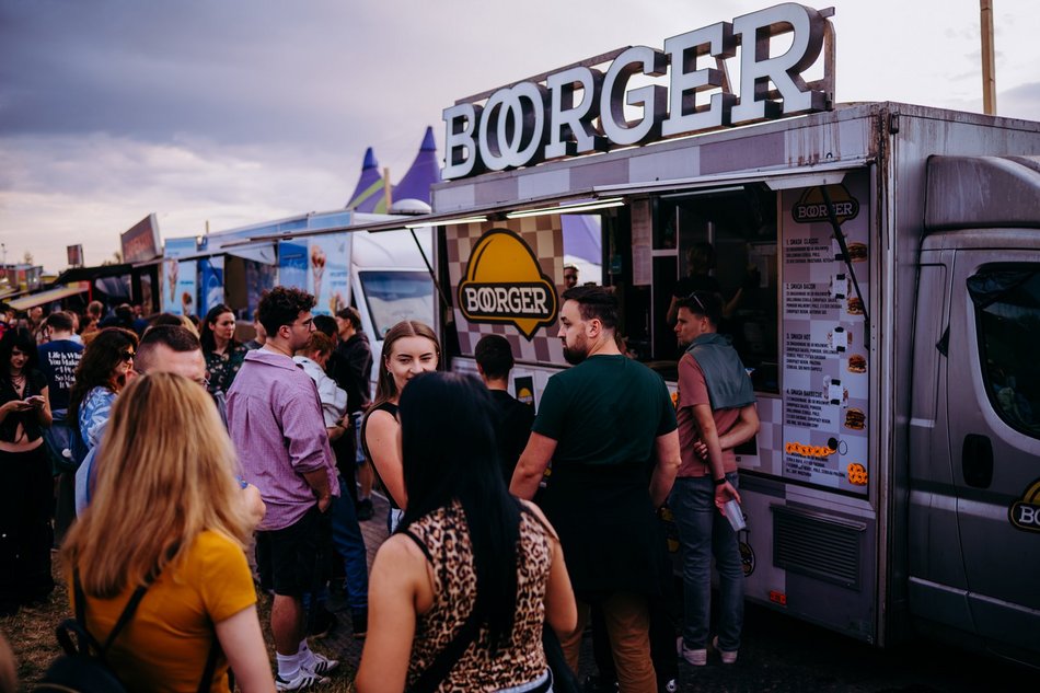 Strefa gastro na Łódź Summer Festival 2025. Sprawdź, co zjesz w food truckach!