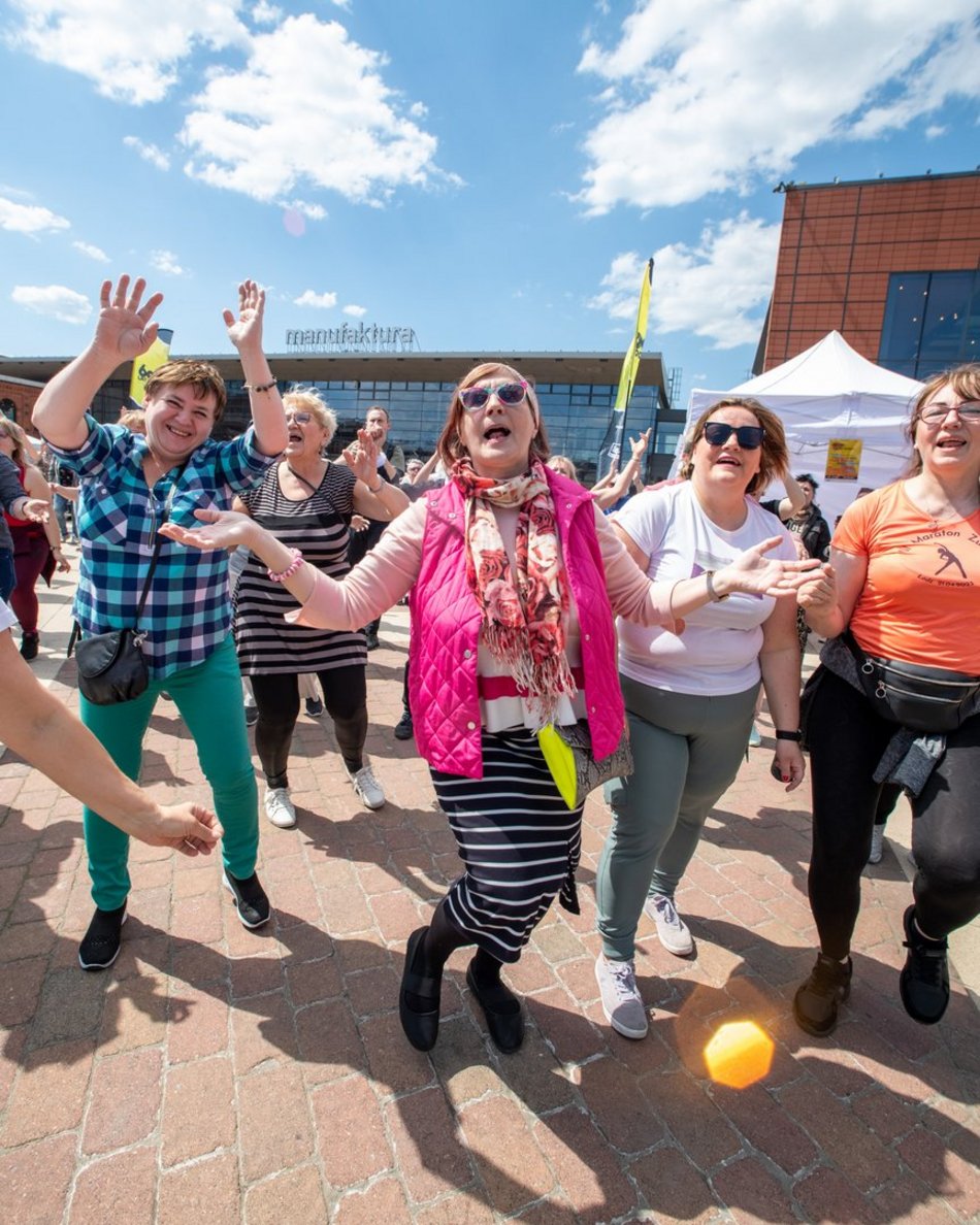 seniorzy tańczą zumbę