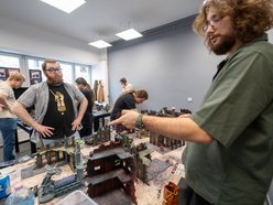 Łódź. Jego pasja przyciąga fanów Warhammera i… Henry’ego Cavilla!