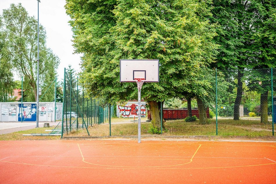 Łódź. Trwa remont orlika przy Kuźnickiej w Łodzi. Będzie nowa nawierzchnia, siatki i plac zabaw