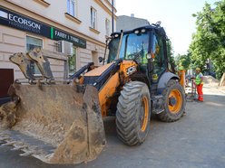 Remont ulicy Lipowej - robotnicy i maszyny na placu budowy