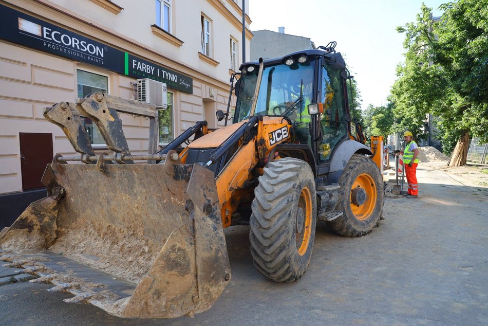 Remont ulicy Lipowej - robotnicy i maszyny na placu budowy