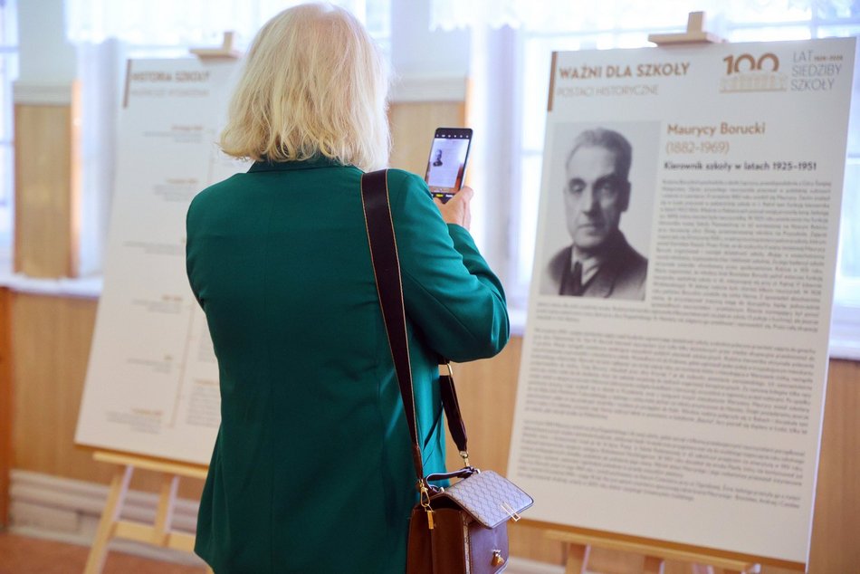 Łódź. Jubileusz w Szkole Podstawowej nr 42 w Łodzi. Huczne obchody z okazji 100-lecia