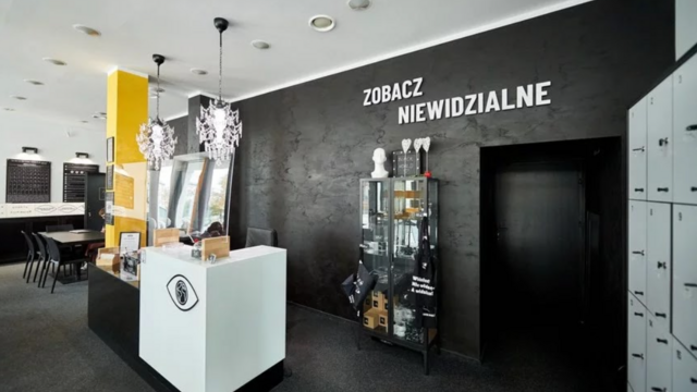 Świat, którego nie widać. W Black World Łódź doświadczysz codzienności osoby niewidomej