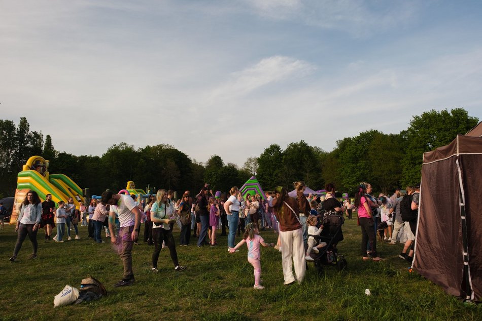 Łódź. Festiwal kolorów na Stawach Jana w Łodzi. Tłumy wzięły udział w bitwie na kolorowy proszek!