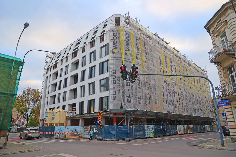 Łodzi. Pusty narożnik znika z centrum Łodzi. Mural na apartamentowcu już cieszy oczy łodzian