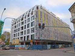 Łodzi. Pusty narożnik znika z centrum Łodzi. Mural na apartamentowcu już cieszy oczy łodzian