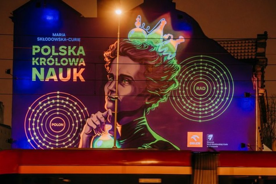 Łódź. Nowy mural Marii Skłodowskiej-Curie w Łodzi. Nie tylko pięknie wygląda, ale i świeci!