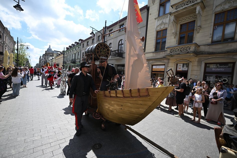 Kolorowa parada przeszła Piotrkowską z okazji urodzin Manufaktury