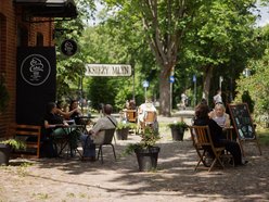 Łódź. Spacerowicze na Księżym Młynie i w Parku Źródliska w Łodzi. Recepta na udany weekend