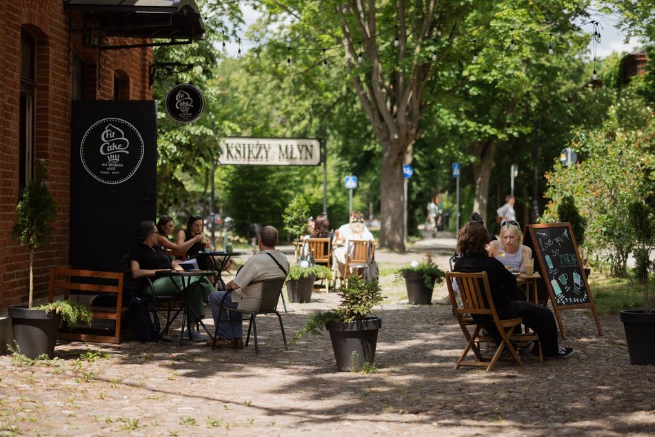 Łódź. Spacerowicze na Księżym Młynie i w Parku Źródliska w Łodzi. Recepta na udany weekend