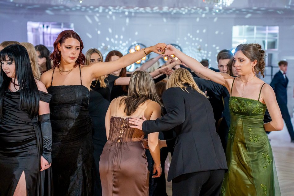 Łódź. Studniówka IV LO w Łodzi. Kreacje, które zapierały dech i radość na twarzach młodzieży